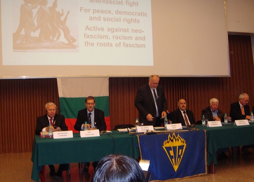 Председатель ФИР Вильмос ХАНТИ (в центре) открывает XVI конгресс