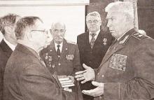 Полковник Александр Ворсин (в центре) вручил на память генералу армии Михаилу Моисееву книги, рассказывающие о мужестве и героизме вологжан в Великой Отечественной войне и в "горячих точках"